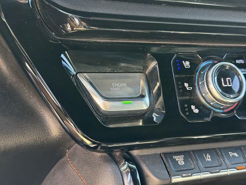 Used 2025 GMC Sierra 2500 AT4 AWD/4WD image 16
