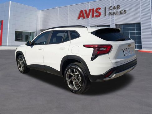 Used 2025 Chevrolet Trax LT w/ LT Convenience Package image 9