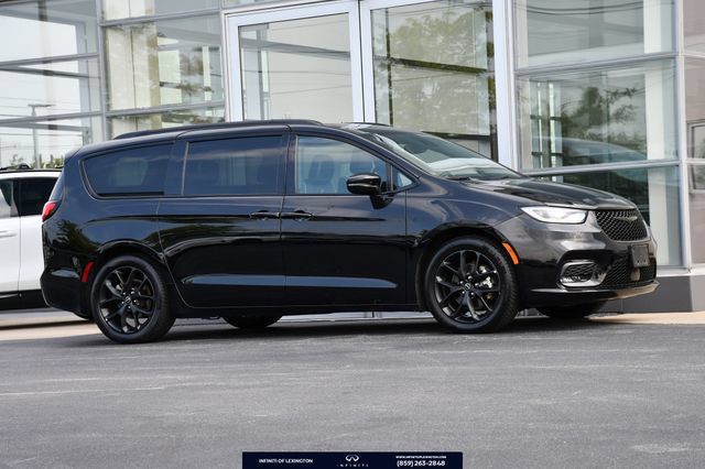 Used 2025 Chrysler Pacifica Limited FWD image 1