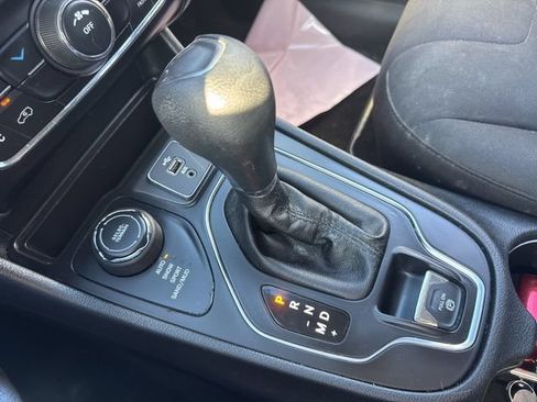 Used 2019 Jeep Cherokee Latitude w/ Cold Weather Group AWD/4WD image 20