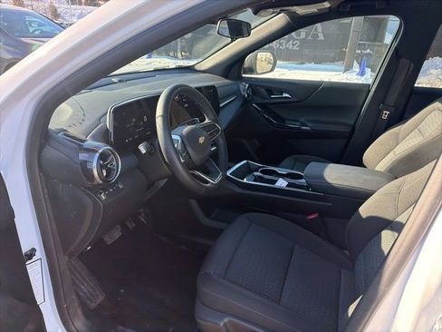 Used 2025 Chevrolet Equinox LT image 2