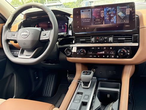 New 2026 Nissan Pathfinder Platinum FWD image 3