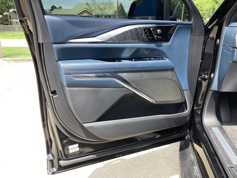 Certified 2025 Cadillac Escalade IQ Luxury 2 w/ LPO, Premium Carpet Package AWD/4WD image 13