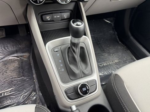 Used 2025 Hyundai Venue SEL image 23