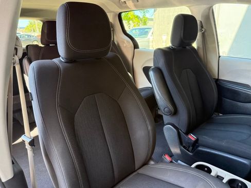 Used 2021 Chrysler Voyager L FWD image 18