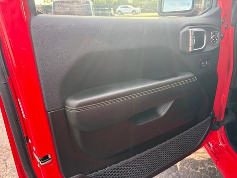Used 2025 Jeep Wrangler Unlimited Sahara AWD/4WD image 12
