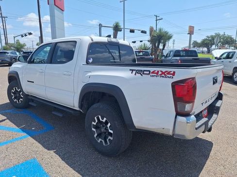 Used 2018 Toyota Tacoma TRD Off-Road AWD/4WD image 4