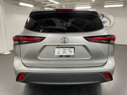 Used 2024 Toyota Highlander XLE AWD/4WD image 4