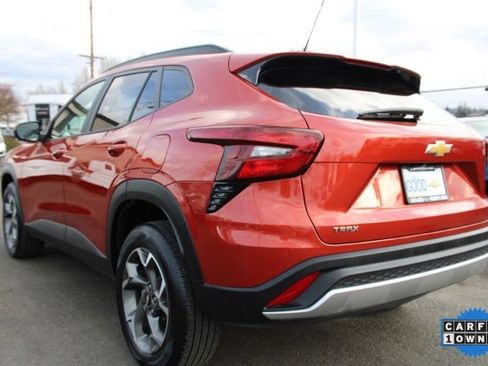 Used 2024 Chevrolet Trax LT w/ LT Convenience Package image 5