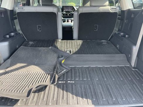Used 2020 Toyota Highlander XLE AWD/4WD image 11