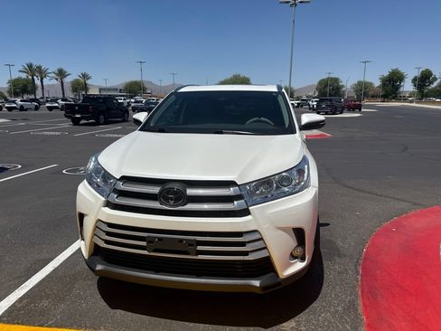 Used 2018 Toyota Highlander XLE w/ Carpet Mat Package (TMS) FWD image 2