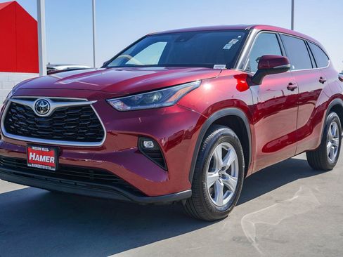Used 2021 Toyota Highlander LE image 3