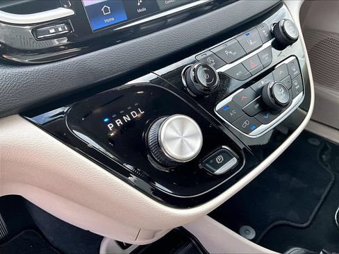 Used 2024 Chrysler Pacifica Touring-L FWD image 16