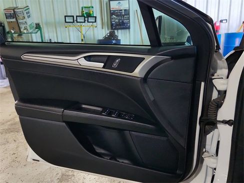 Used 2018 Ford Fusion SE w/ Fusion SE Technology Package image 16