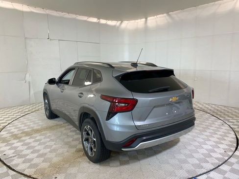 Used 2024 Chevrolet Trax LT w/ Sunroof Package FWD image 19