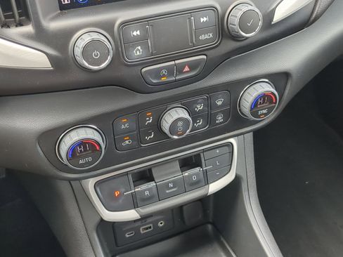 Used 2022 GMC Terrain SLT w/ Infotainment Package II FWD image 19