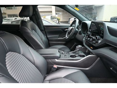 Used 2024 Toyota Highlander XSE image 8