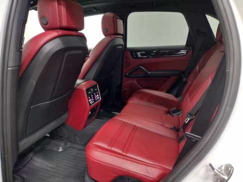 Used 2019 Porsche Cayenne S image 25