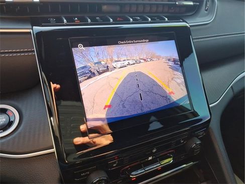 Used 2025 Jeep Grand Cherokee Altitude image 22