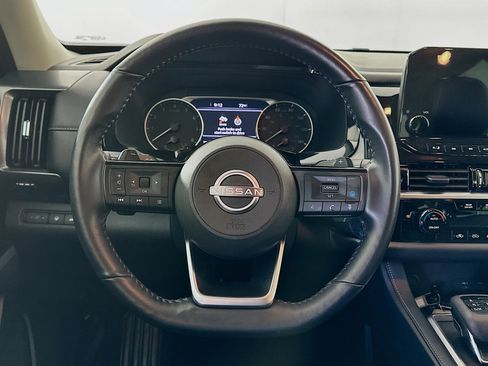 Used 2025 Nissan Pathfinder SL image 18