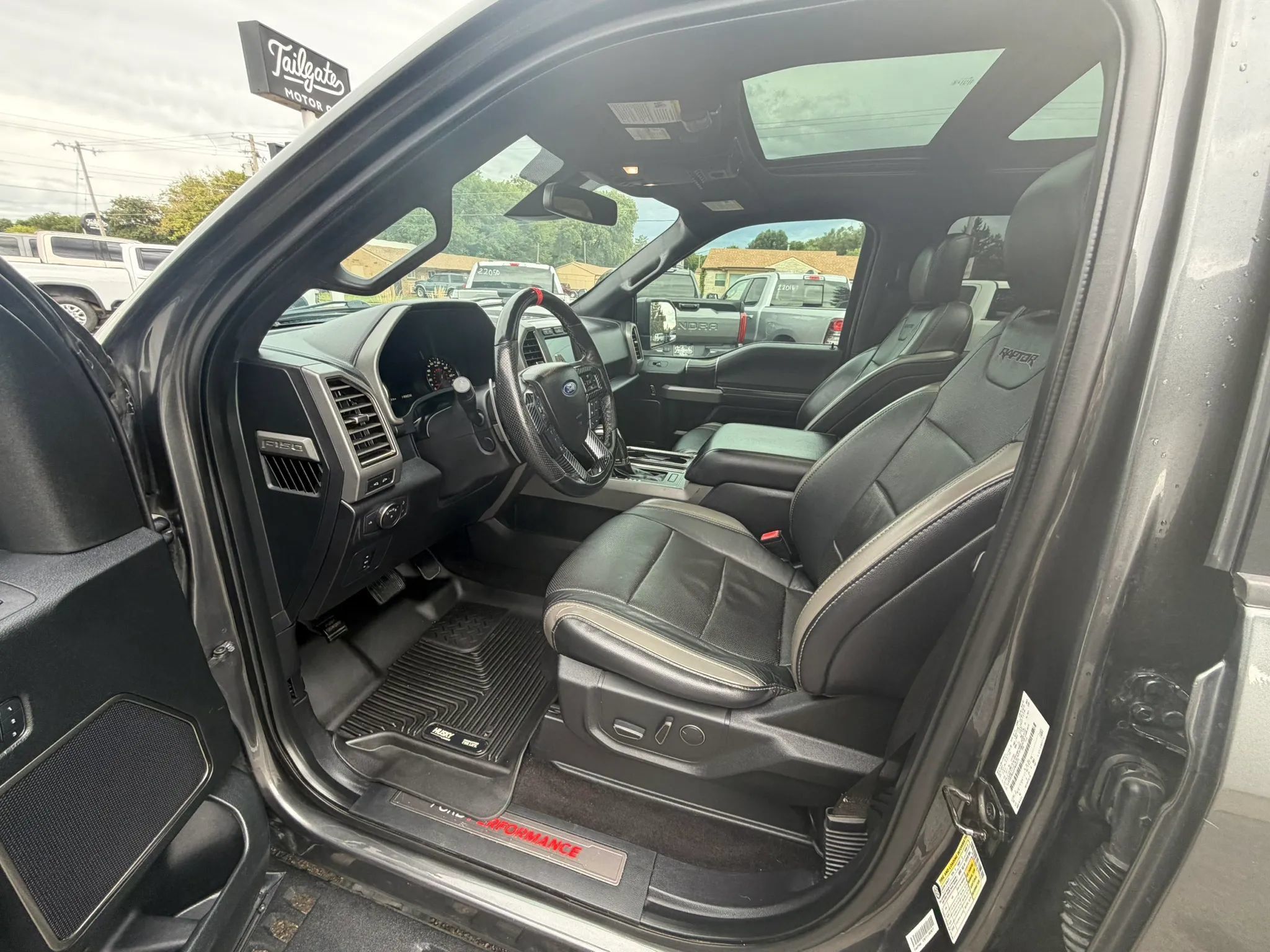 Used 2018 Ford F150 Raptor w/ Equipment Group 802A Luxury AWD/4WD image 8