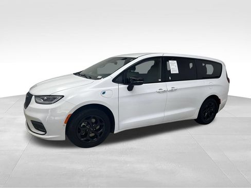 Used 2024 Chrysler Pacifica Limited FWD image 2