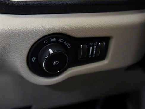 Used 2023 Chrysler Pacifica Limited FWD image 20