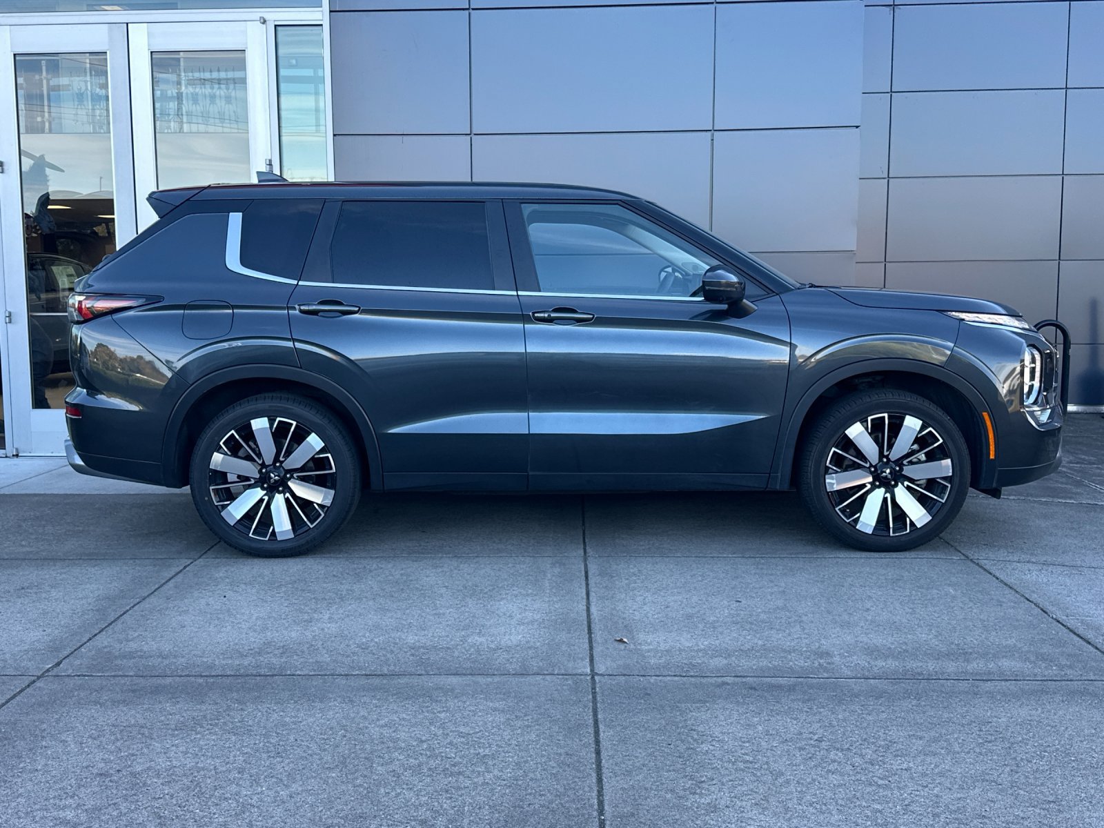 Used 2025 Mitsubishi Outlander SE AWD/4WD image 3