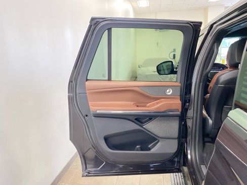 New 2026 Lincoln Navigator L Reserve AWD/4WD image 18