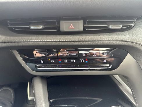 Used 2023 Buick Envision Essence AWD/4WD image 37