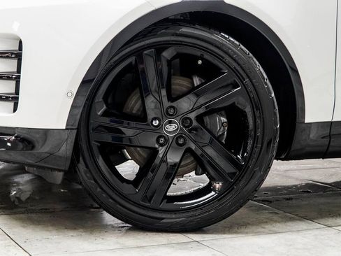 Used 2024 Land Rover Discovery Dynamic SE image 3