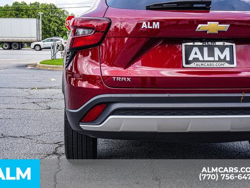 Used 2025 Chevrolet Trax LT w/ LT Convenience Package FWD image 17