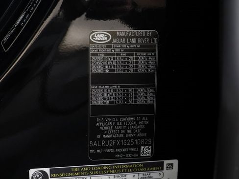 Certified 2025 Land Rover Discovery S image 26