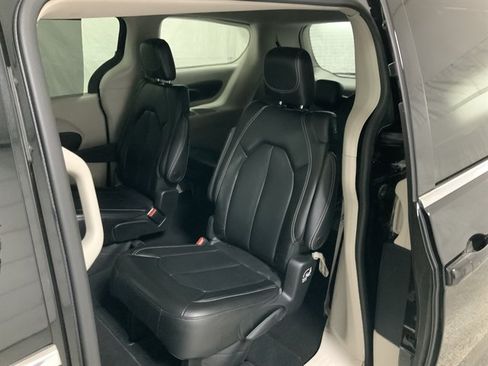 Used 2023 Chrysler Pacifica Touring-L FWD image 16