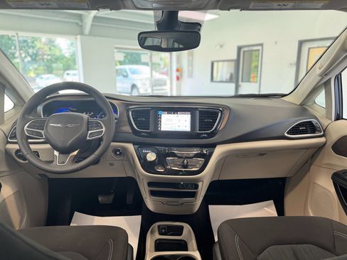 Used 2024 Chrysler Voyager LX FWD image 18