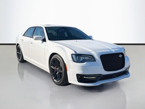 Used 2023 Chrysler 300 C image 7