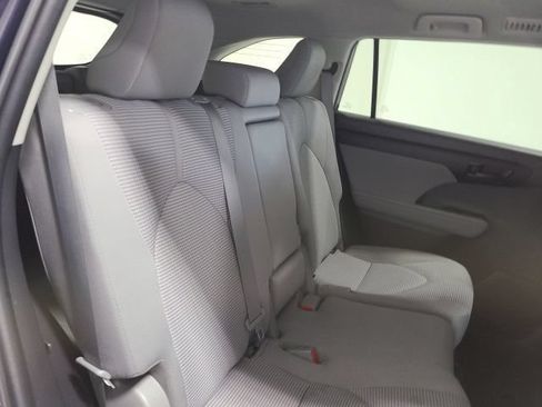 Used 2023 Toyota Highlander LE FWD image 16