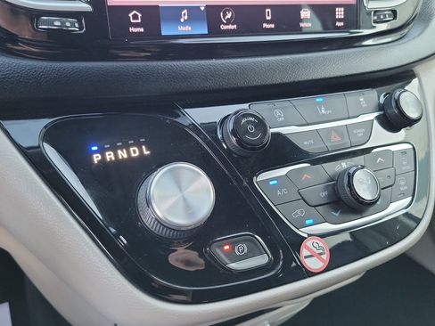 Used 2022 Chrysler Pacifica Touring-L image 13