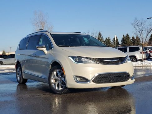 Used 2019 Chrysler Pacifica Limited image 47
