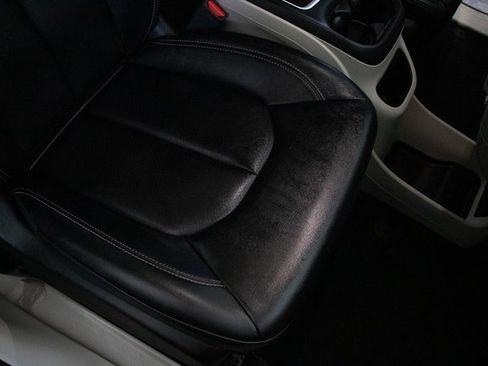 Used 2024 Chrysler Pacifica Touring-L image 17