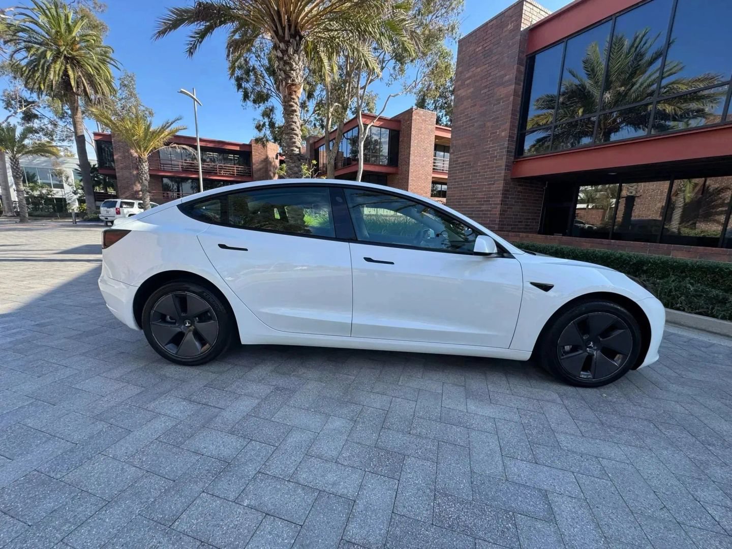 Used 2021 Tesla Model 3 Standard Range Plus RWD image 4