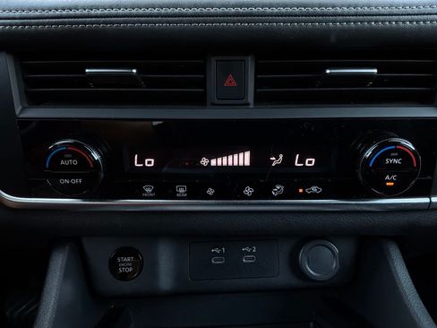 Used 2025 Nissan Rogue SV FWD image 29