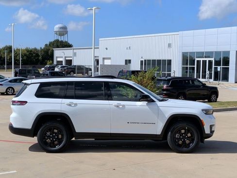 New 2025 Jeep Grand Cherokee L Altitude image 9