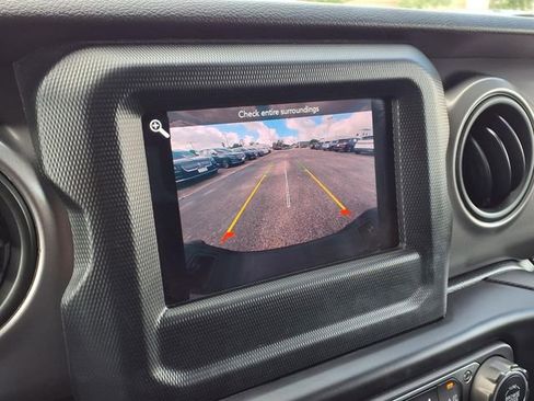 Used 2021 Jeep Gladiator Sport AWD/4WD image 10