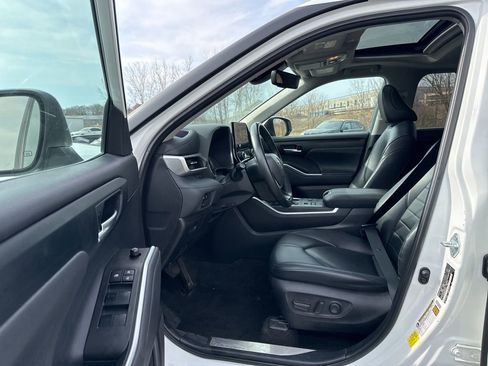 Used 2023 Toyota Highlander XLE image 6