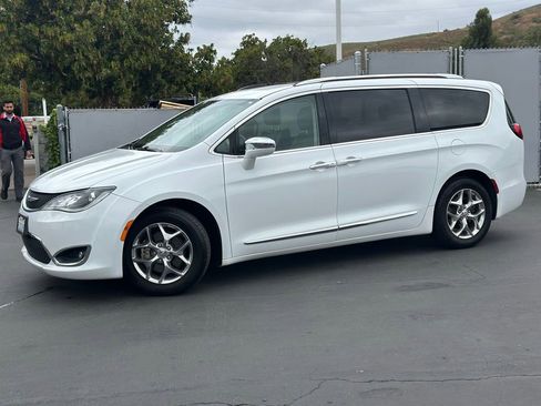 Used 2018 Chrysler Pacifica Limited FWD image 1