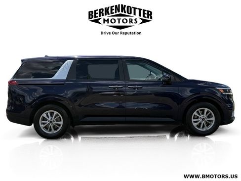 Used 2023 Kia Carnival LX FWD image 2