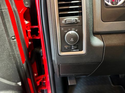 Used 2018 RAM 1500 Express AWD/4WD image 14
