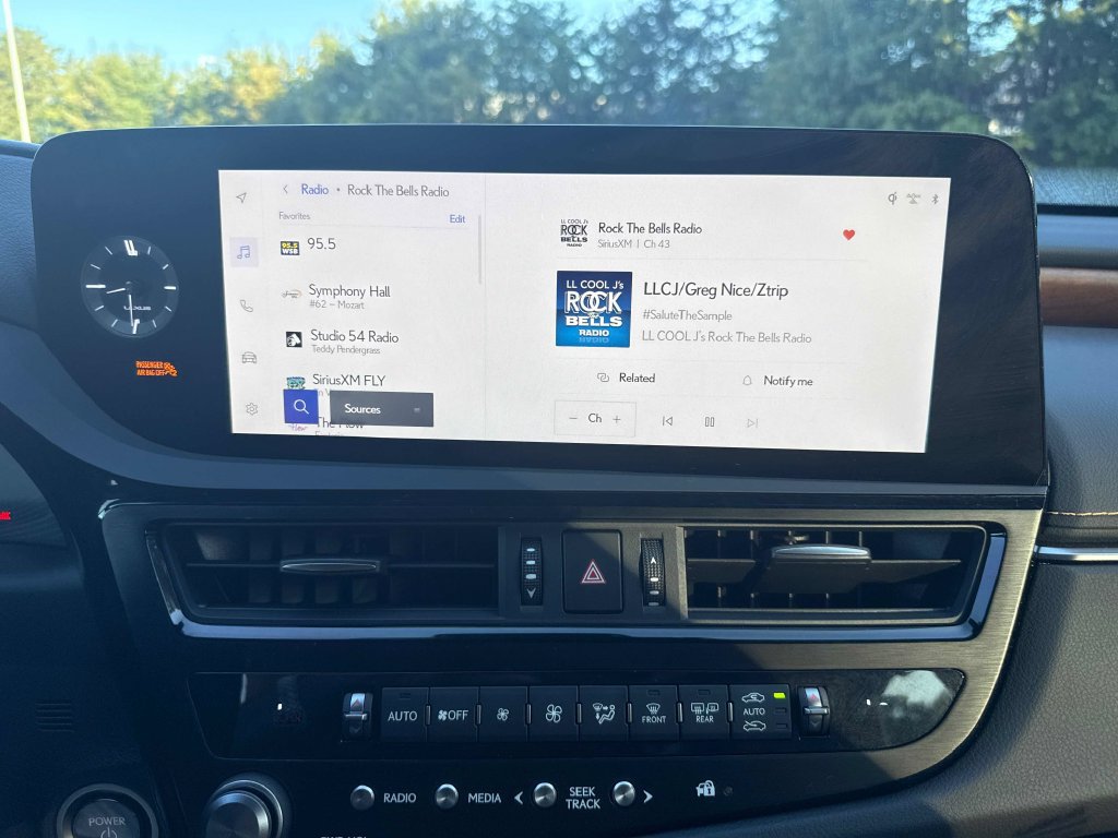Used 2025 Lexus ES 300h Ultra Luxury w/ Accessory Package (Z2) FWD image 16