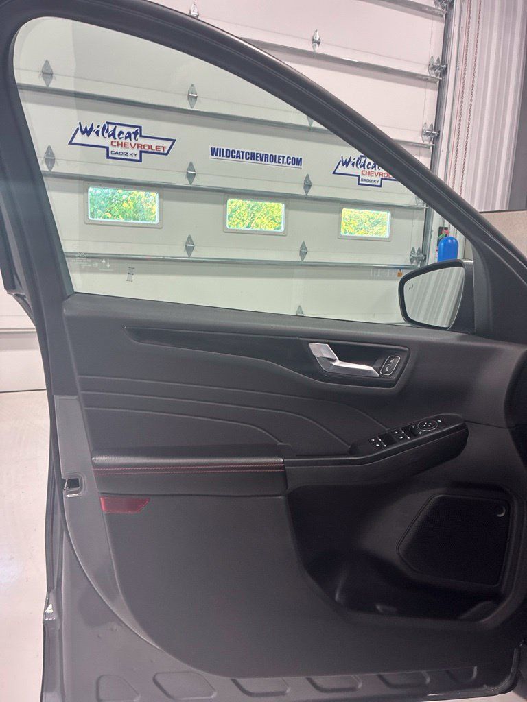 Used 2025 Ford Escape ST-Line FWD image 15